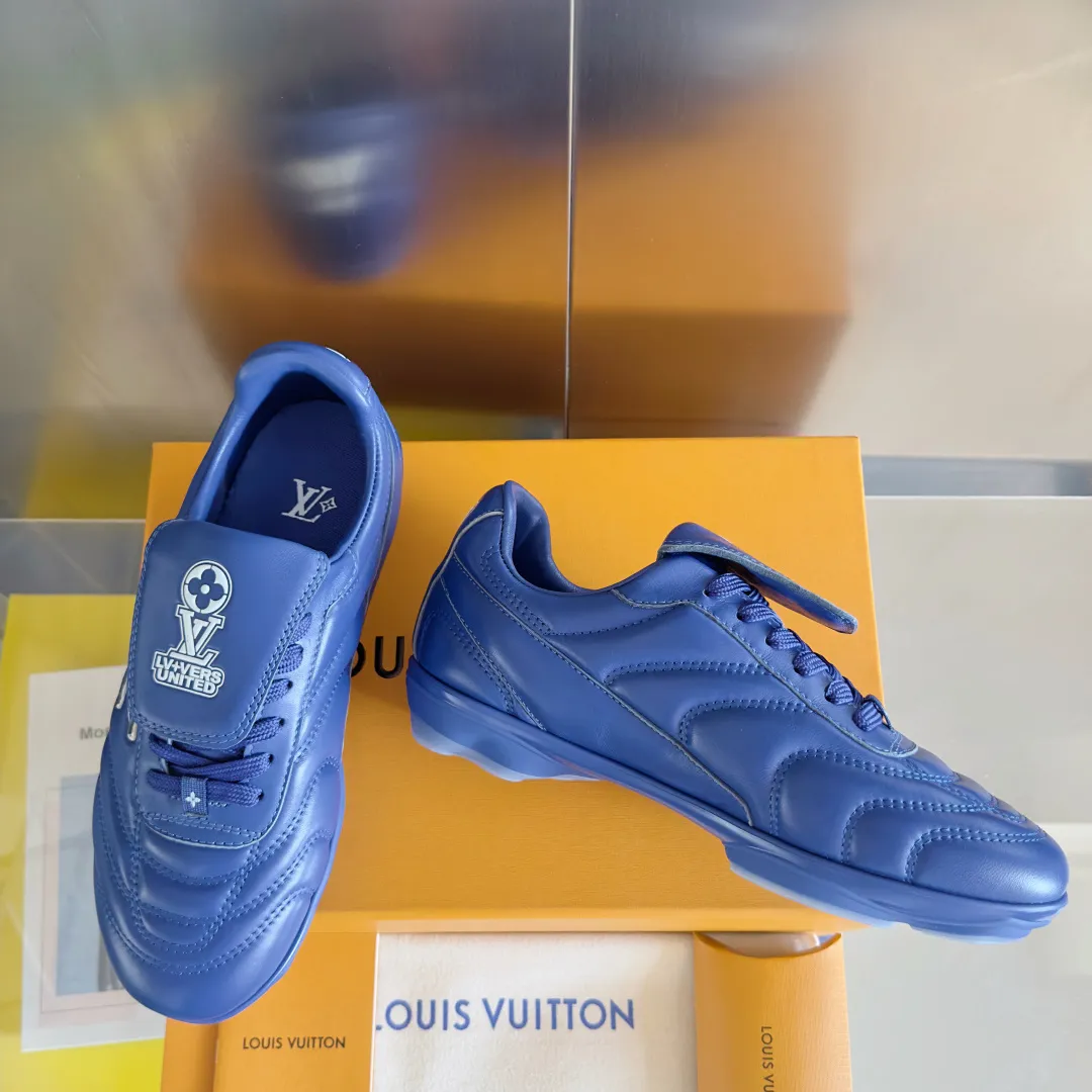 Top version: Couple model 640💰 LV Louis Vuitton L house Donkey brand latest Footprint series Couple model football sneakers casual running shoes original purchase development and production This Footprint Soccer sneaker was unveiled in the 2025 spring and summer series fashion show. It is the first sneaker designed by Pharrell Williams inspired by football shoes. The shoes are inspired by football, a sport that spans generations and cultures, echoing the 2025 spring and summer series fashion show's theme of unity and universal participation. The shoe is famous for its sleek design, with the dynamic IV Initials logo embellished on the side, the tongue embellished with the Lvers United badge inspired by the football team, and the foot pattern rubber sole decorated with multiple Louis Vuitton logos. Exquisitely packaged at the delivery counter🛍📦 ▪️Material: Original imported first-layer cowhide ▪️Lining: Original custom-made soft sheepskin lining ▪️Sole: Original open-molded two-color TPU combination sole ▪️Sole thickness: 3.5CM ▪️Size: Women’s 35-41 / Men’s 39-45
